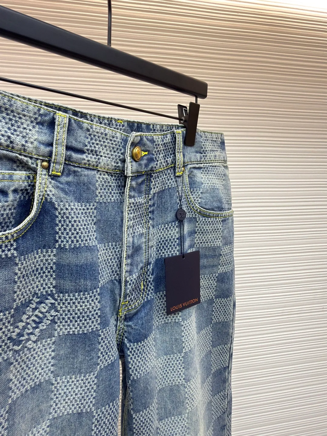 LOUIS VUITTON wide-leg checkerboard denim trousers ●Authentic product: purchased and developed at 15700 ●Item number: 1680096-B95 ●Fabric: denim fabric ●Technology: yarn-dyed jacquard ●Version: fitted version ●Size: 28-30-32-34-36 ●Weight: about 815g ●Description: Both the front and back panels have the brand's iconic embroidered LOGO, and the front panel is decorated with a checkerboard pattern, plus the brand's English embroidery. The back embroidery uses 3D three-dimensional embroidery, with a total stitch count of 23,800. The zipper is electroplated in an aged brass color, and the pull tabs are in an electroplated aged brass color. The overall wiring is straight and delicate, the fabric is comfortable and soft, and the color is consistent without color difference. It can be matched with the same style to create a fashionable look and control various occasions. Customized accessories, complete with three standards, same style for men and women!